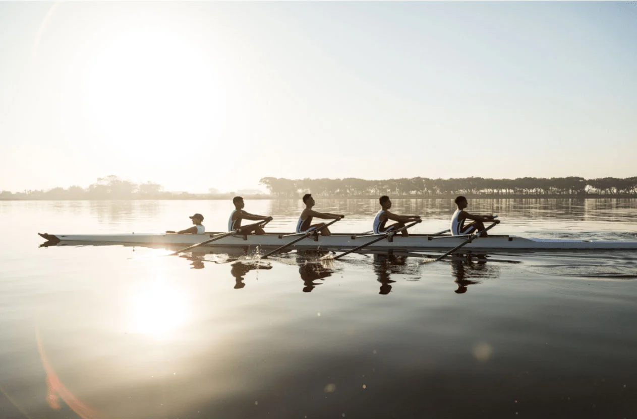 ws_people_rowing_on_river_at_sunrise