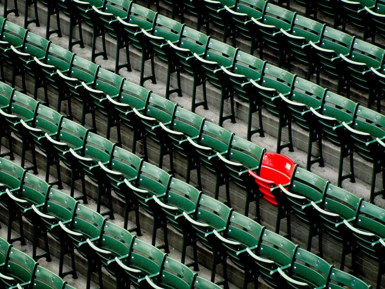 ws_green_stadium_chairs_in_rows_one_red_chair