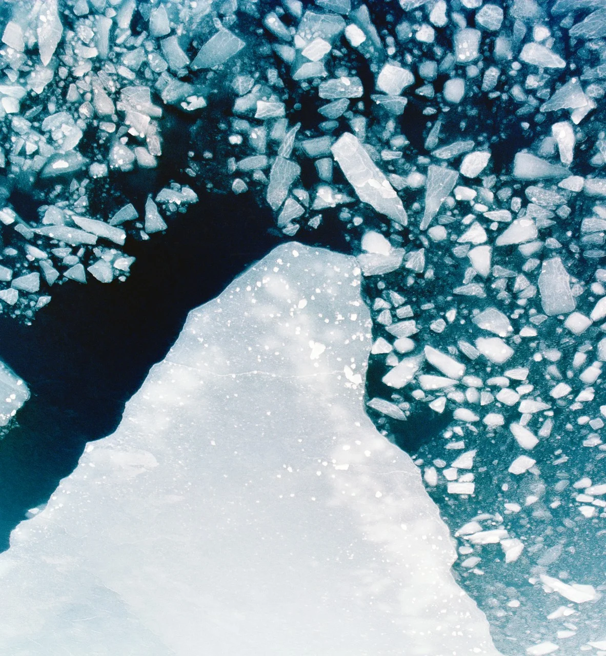 ws_iceberg_shard_with_dark_blue_water