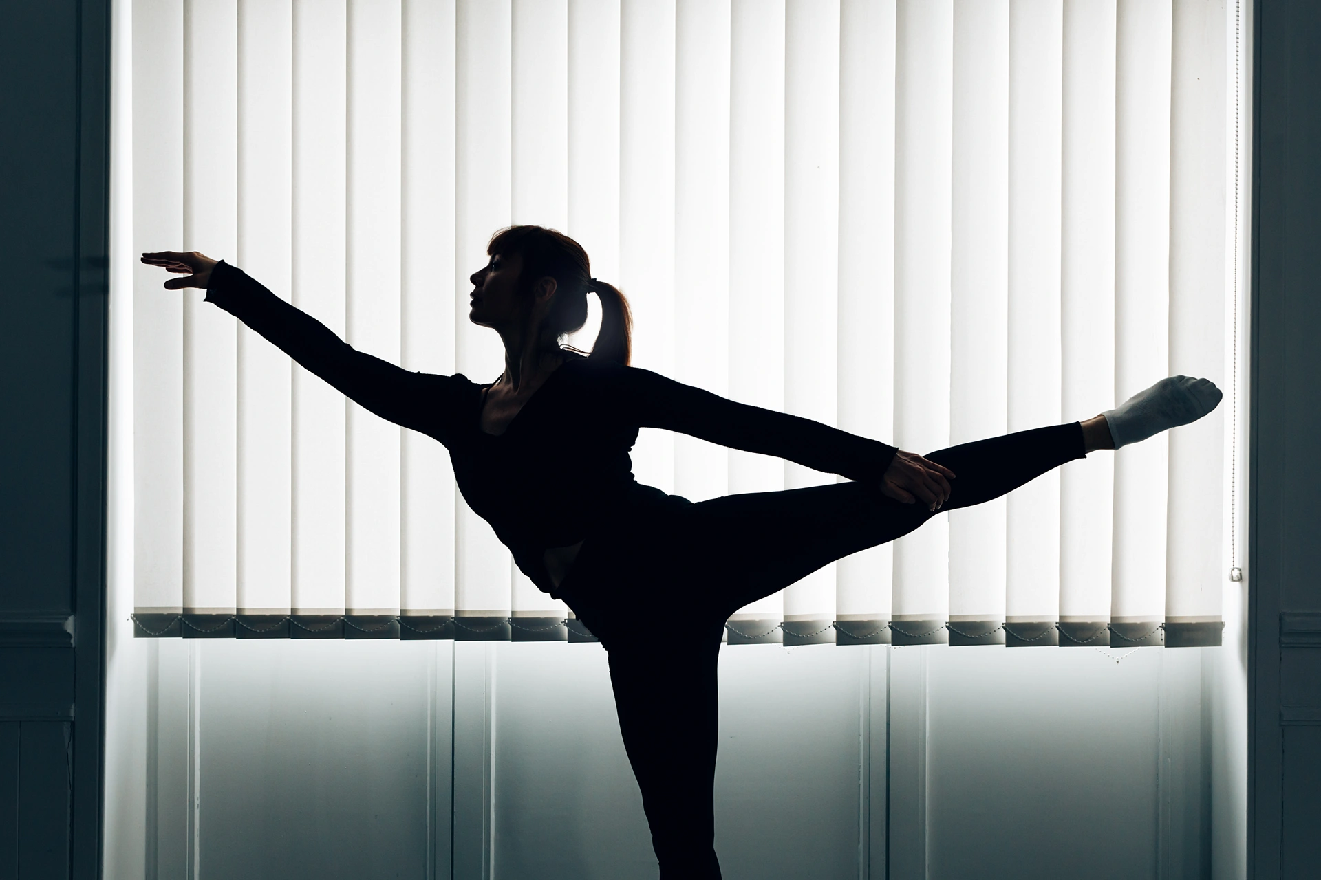 ws_ballet_dancer_arabesque_silhouette
